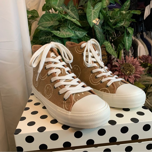 American Eagle Brown Canvas High-Top Sneakers with White Smiley Print - Picture 5 of 14